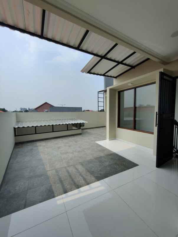 rumah modern minimalis 2 5 lantai di jagakarsa jaksel