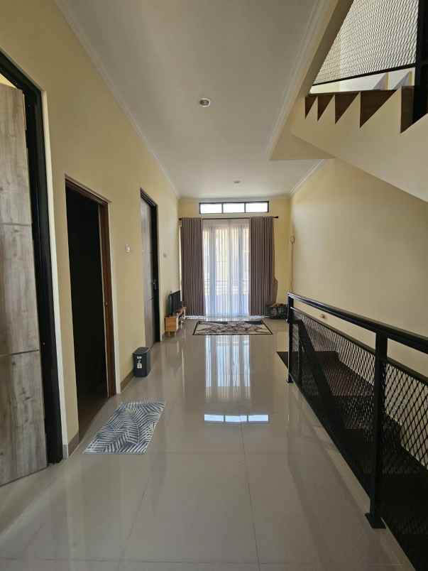 rumah modern minimalis 2 5 lantai di jagakarsa jaksel