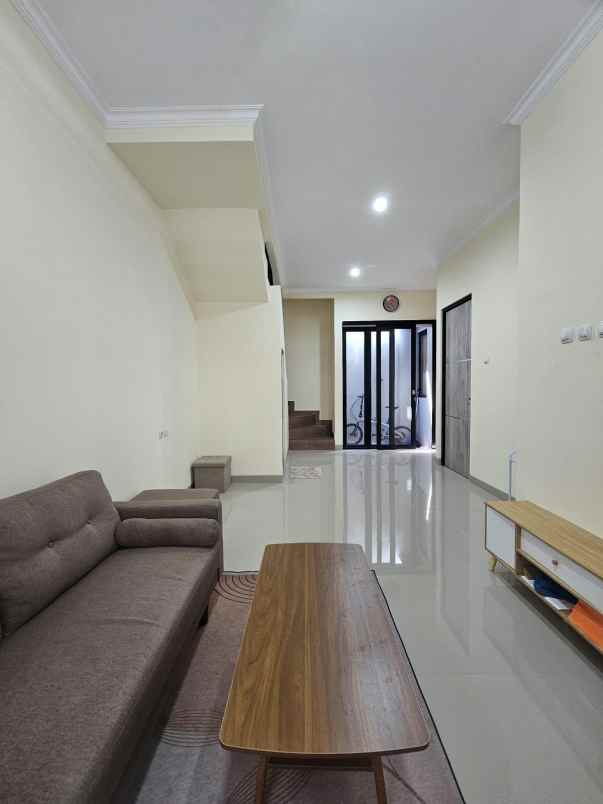 rumah modern minimalis 2 5 lantai di jagakarsa jaksel