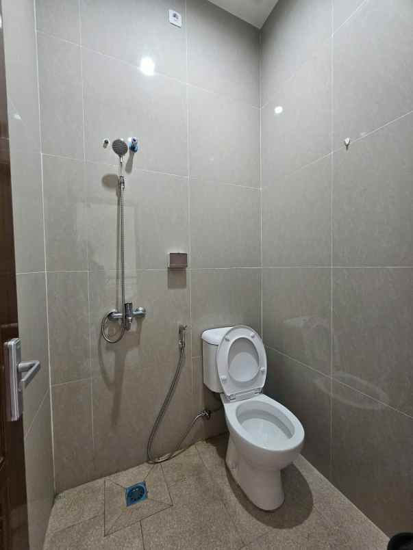 rumah modern minimalis 2 5 lantai di jagakarsa jaksel