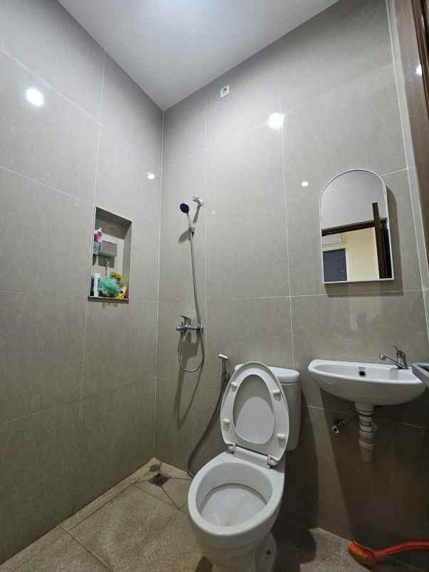 rumah modern minimalis 2 5 lantai di jagakarsa jaksel