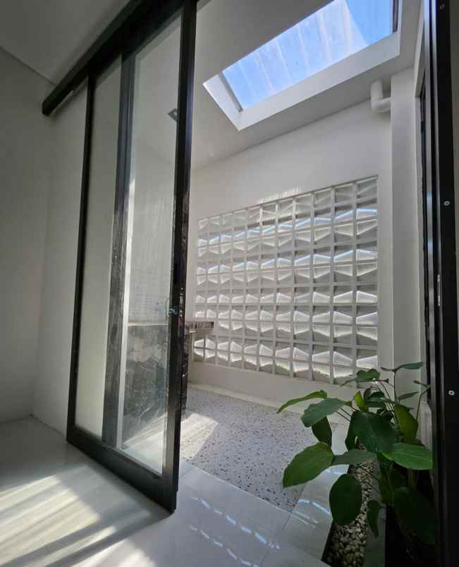 rumah modern smart door lokasi dekat kampus brawijaya