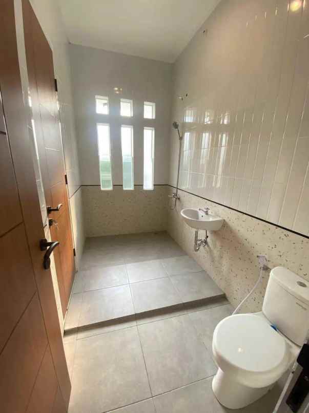 dijual rumah 2 lantai full furnish pamulang shm