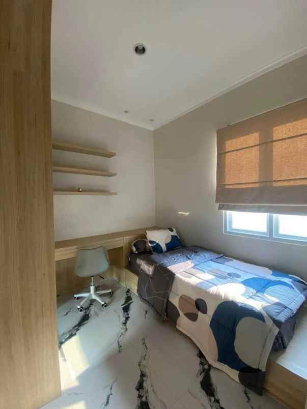 dijual rumah 2 lantai full furnish pamulang shm