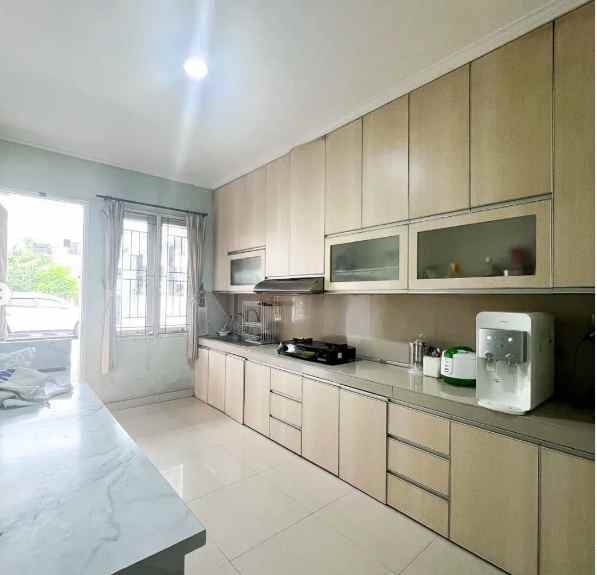 dijual rumah bagus 2 lantai siap pakai