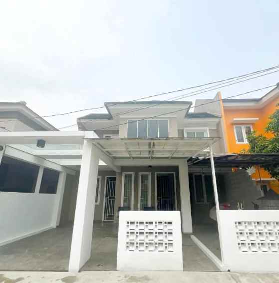 dijual rumah bagus 2 lantai siap pakai