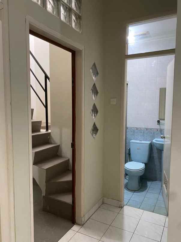 dijual rumah bagus shm taman cosmos jakarta barat