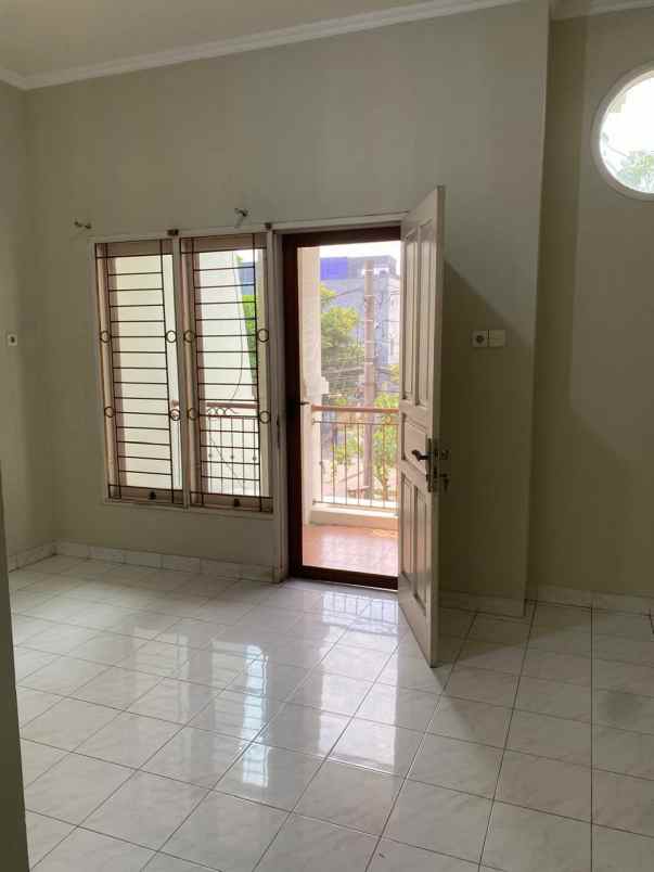 dijual rumah bagus shm taman cosmos jakarta barat