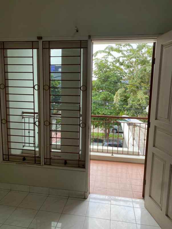 dijual rumah bagus shm taman cosmos jakarta barat