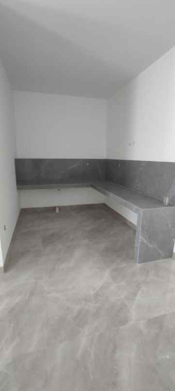 dijual rumah baru modern di taman surya jakarta barat