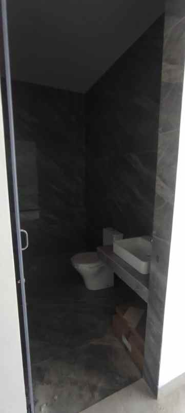 dijual rumah baru modern di taman surya jakarta barat