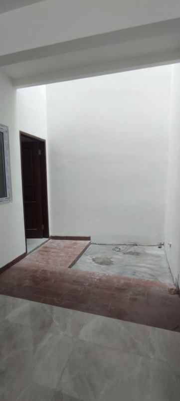 dijual rumah baru modern di taman surya jakarta barat