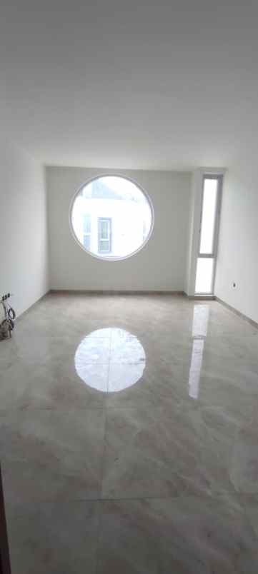 dijual rumah baru modern di taman surya jakarta barat