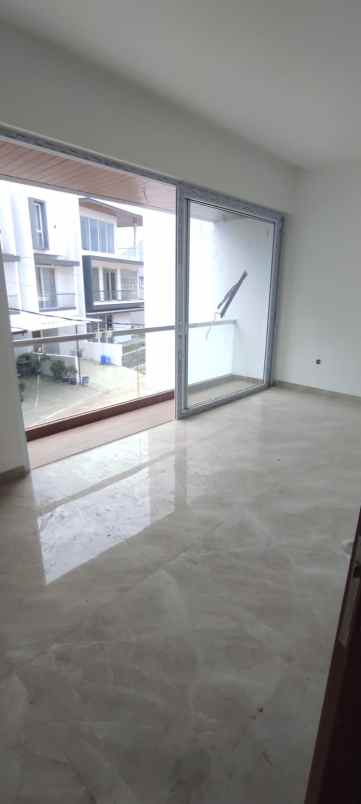 dijual rumah baru modern di taman surya jakarta barat