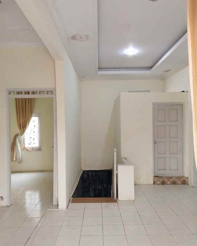 dijual rumah belakang hotel hyaat