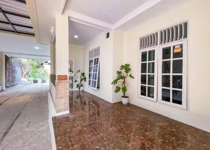 dijual rumah belakang hotel hyaat
