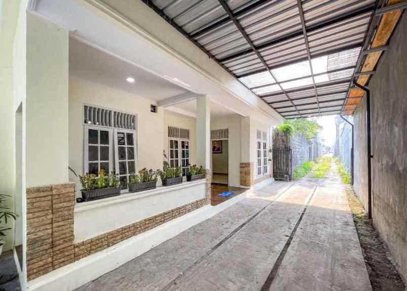 dijual rumah belakang hotel hyaat