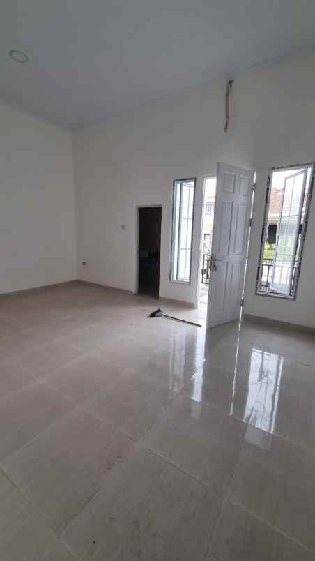 dijual rumah belakang mall kelapa