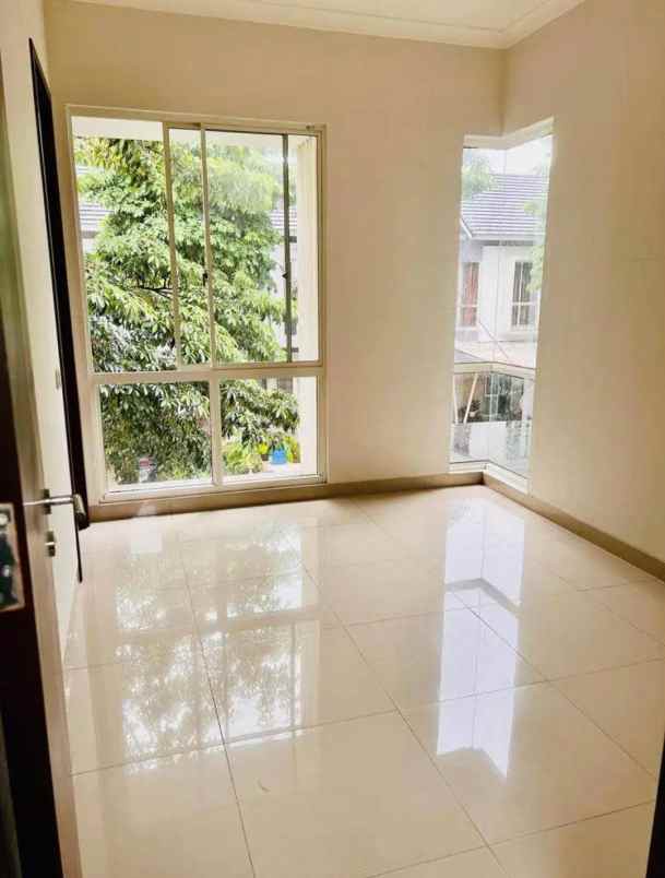 dijual rumah cilenggang serpong