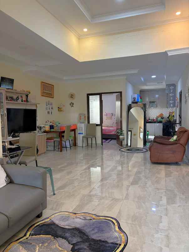 dijual rumah cluster aralia kota