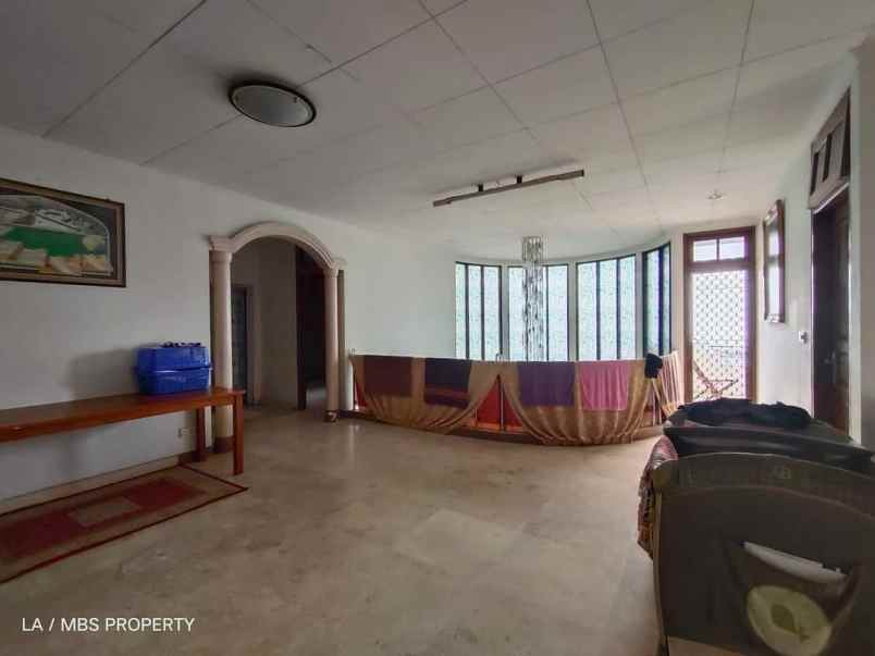 dijual rumah crown hill