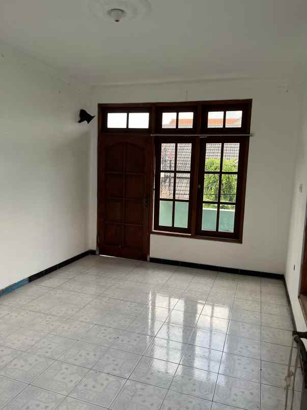 dijual rumah dekat matahari singosaren solo