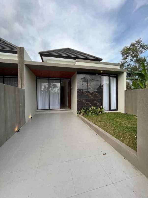 dijual rumah di jln kaliurang sleman yogyakarta