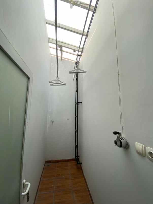 dijual rumah di perumahan cipayung