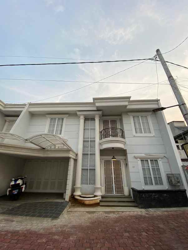 dijual rumah di perumahan cipayung