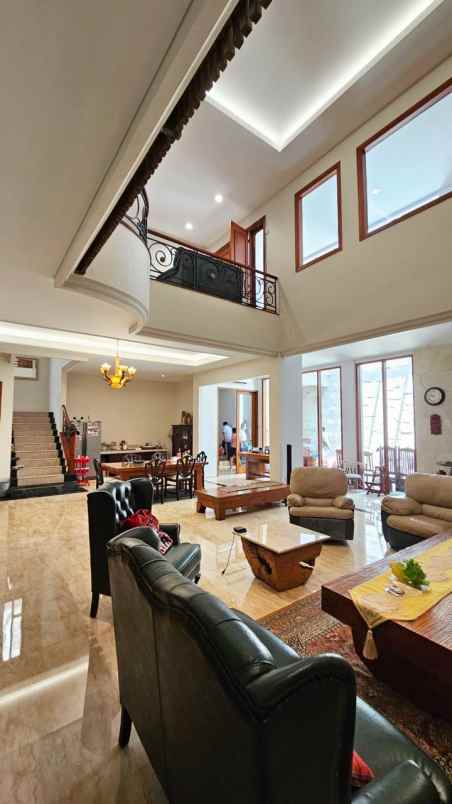 dijual rumah graha famili
