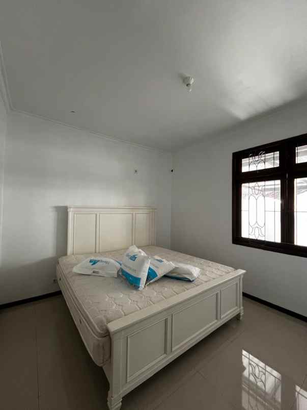 dijual rumah graha famili blok r