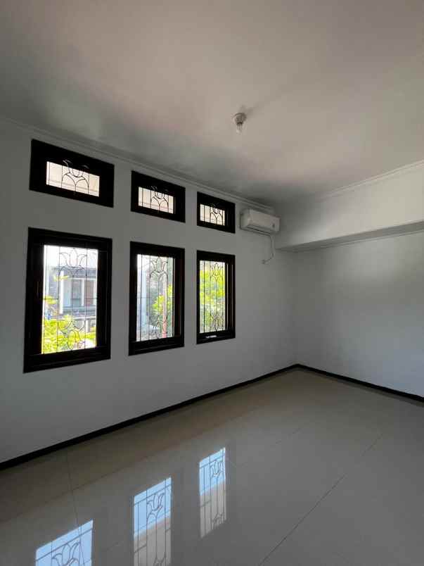 dijual rumah graha famili blok r