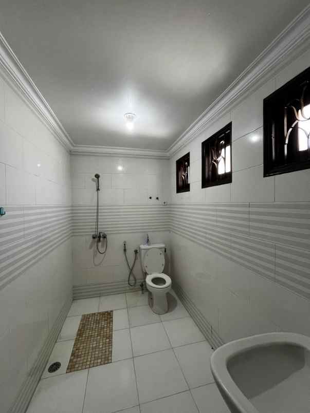 dijual rumah graha famili blok r