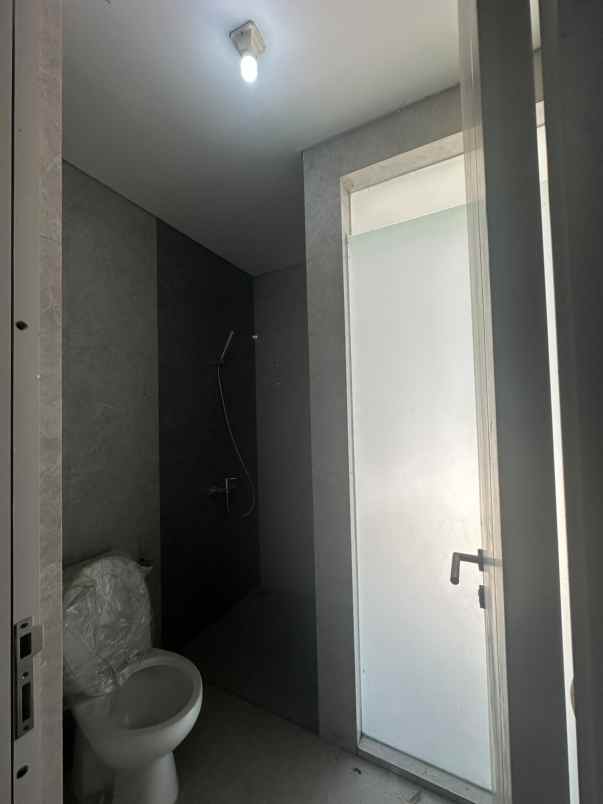 dijual rumah grand pakuwon