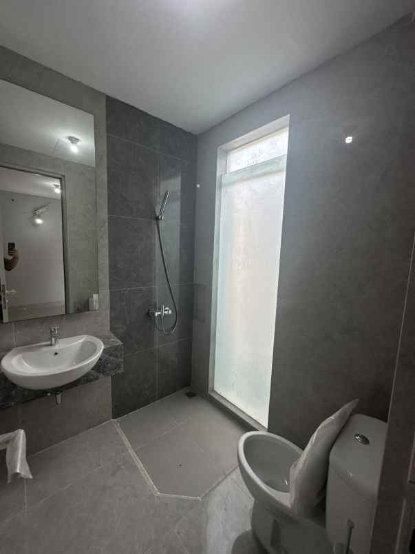 dijual rumah grand pakuwon