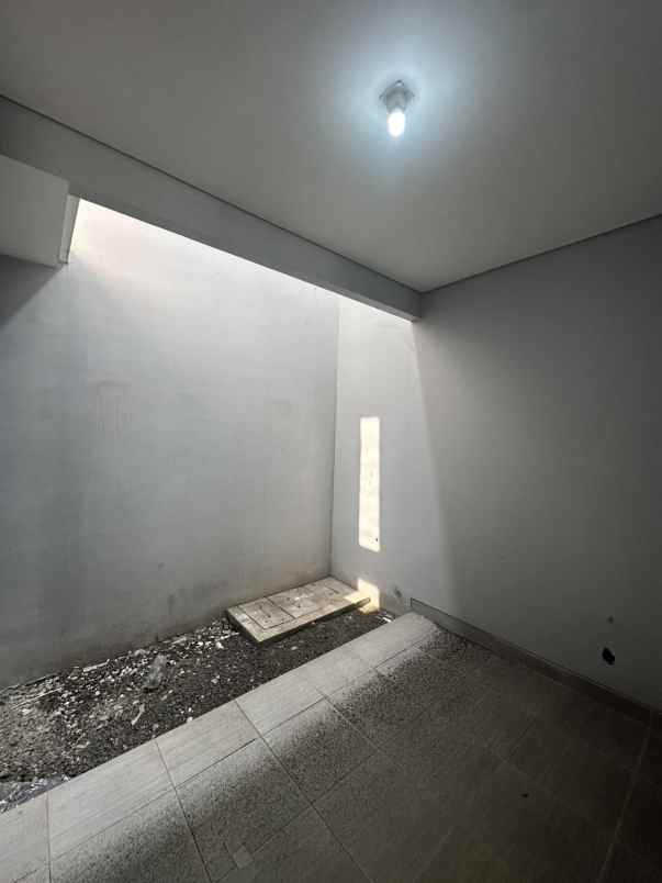 dijual rumah grand pakuwon