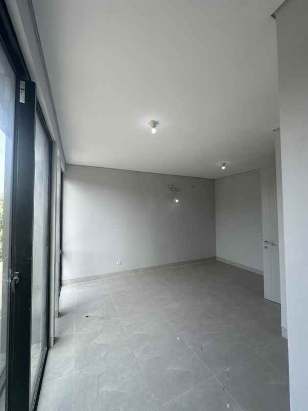 dijual rumah grand pakuwon