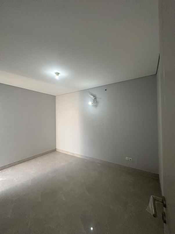 dijual rumah grand pakuwon