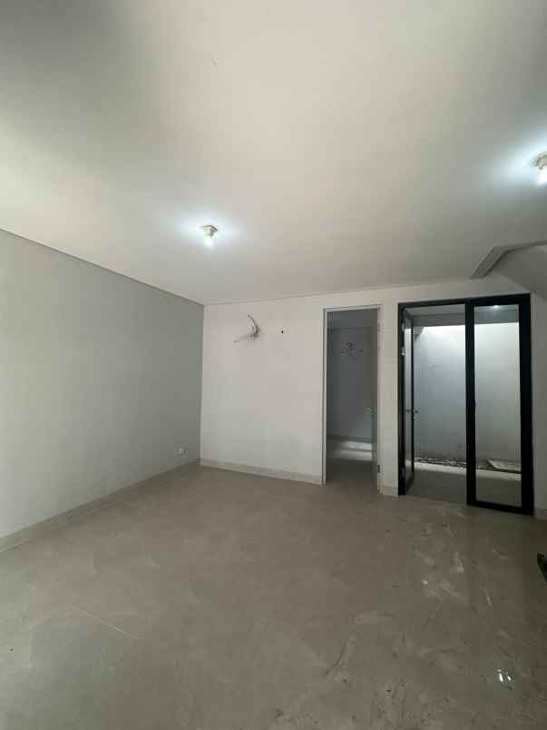 dijual rumah grand pakuwon