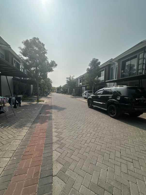 dijual rumah grand pakuwon