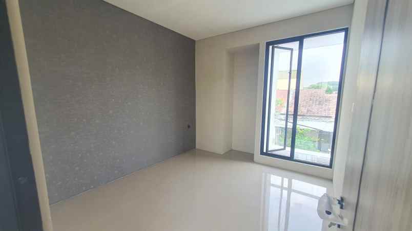 dijual rumah jalan bukit palma