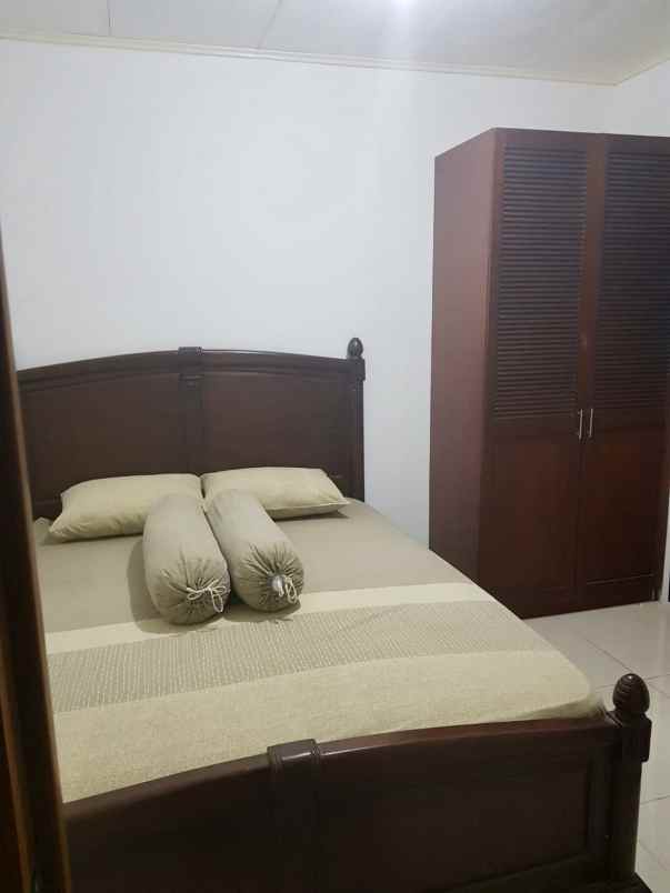dijual rumah jalan gedung hijau
