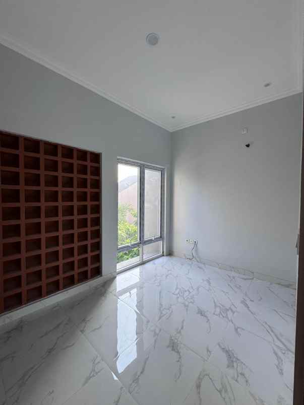 dijual rumah jalan limo raya