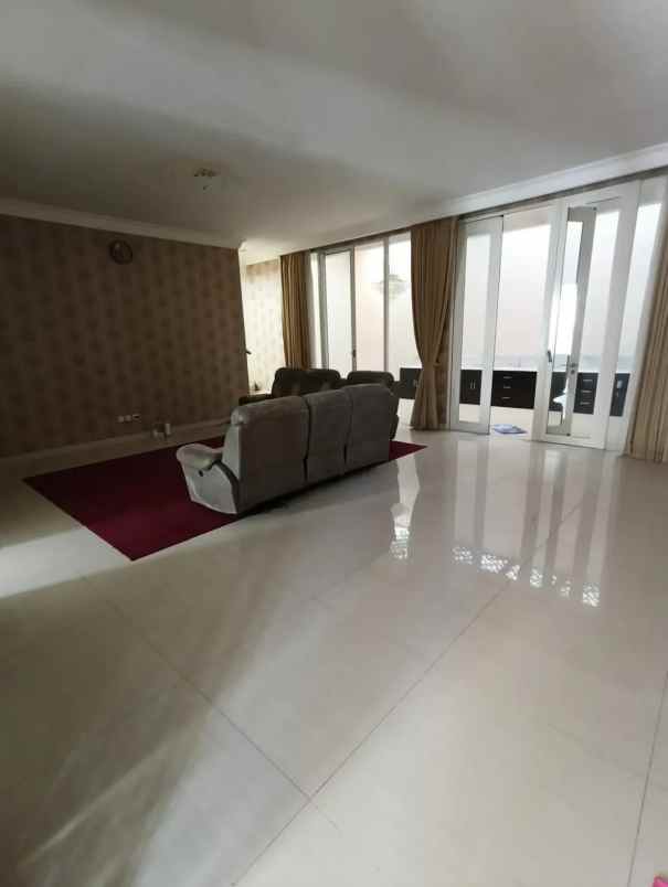 dijual rumah jalan pakuwon indah