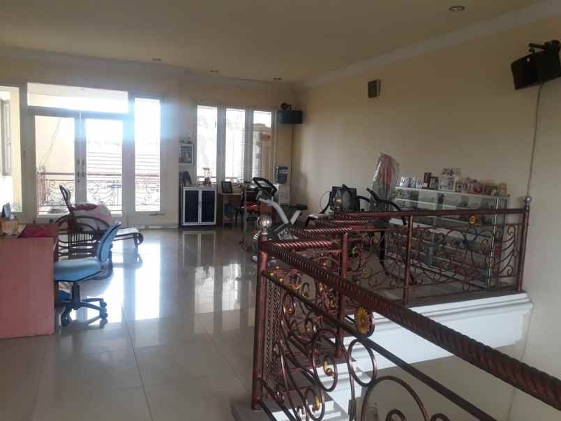 dijual rumah jalan pantai mentari