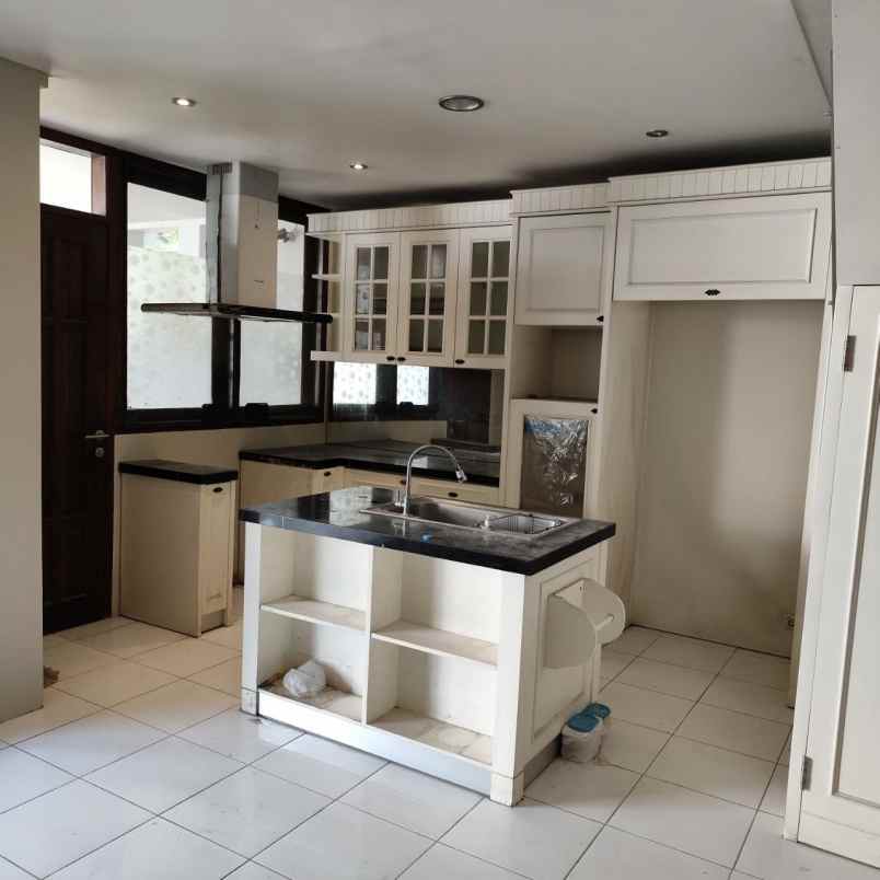 dijual rumah jalan puri widya kencana