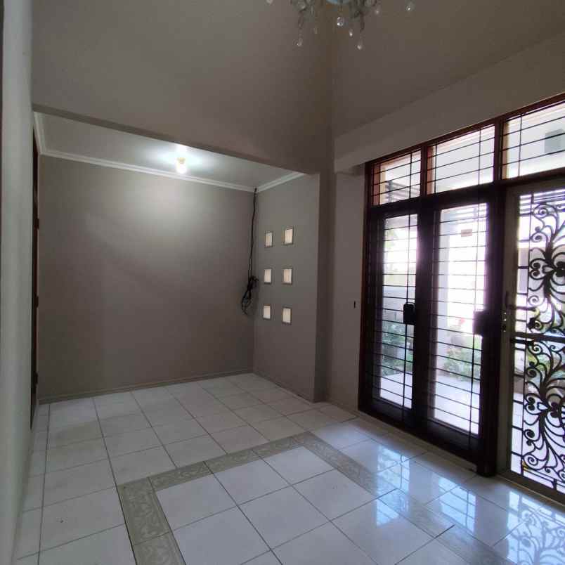 dijual rumah jalan puri widya kencana