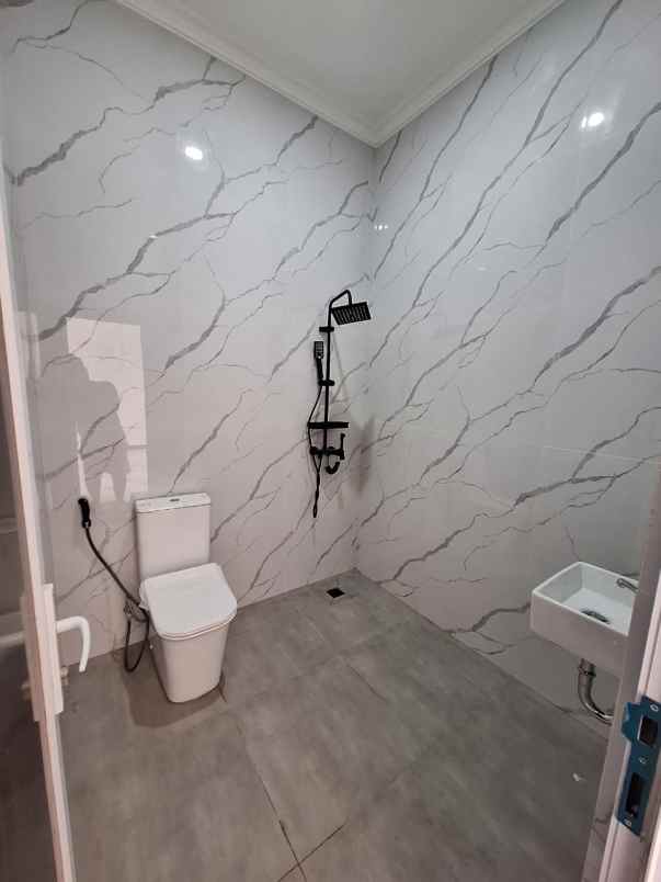 dijual rumah jalan raya larangan joglo