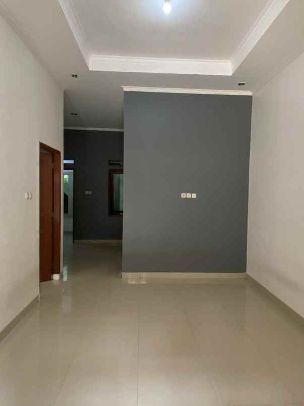 dijual rumah jalan raya meruyung limo