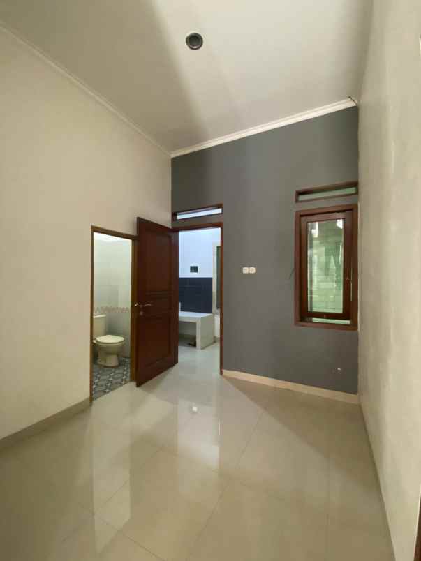 dijual rumah jalan raya meruyung limo